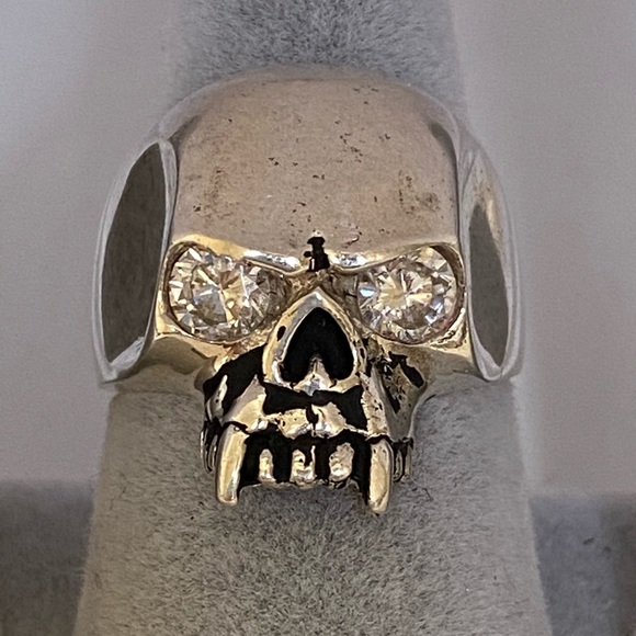 Other - SOLD❣️Silver skull ring clear cz stones